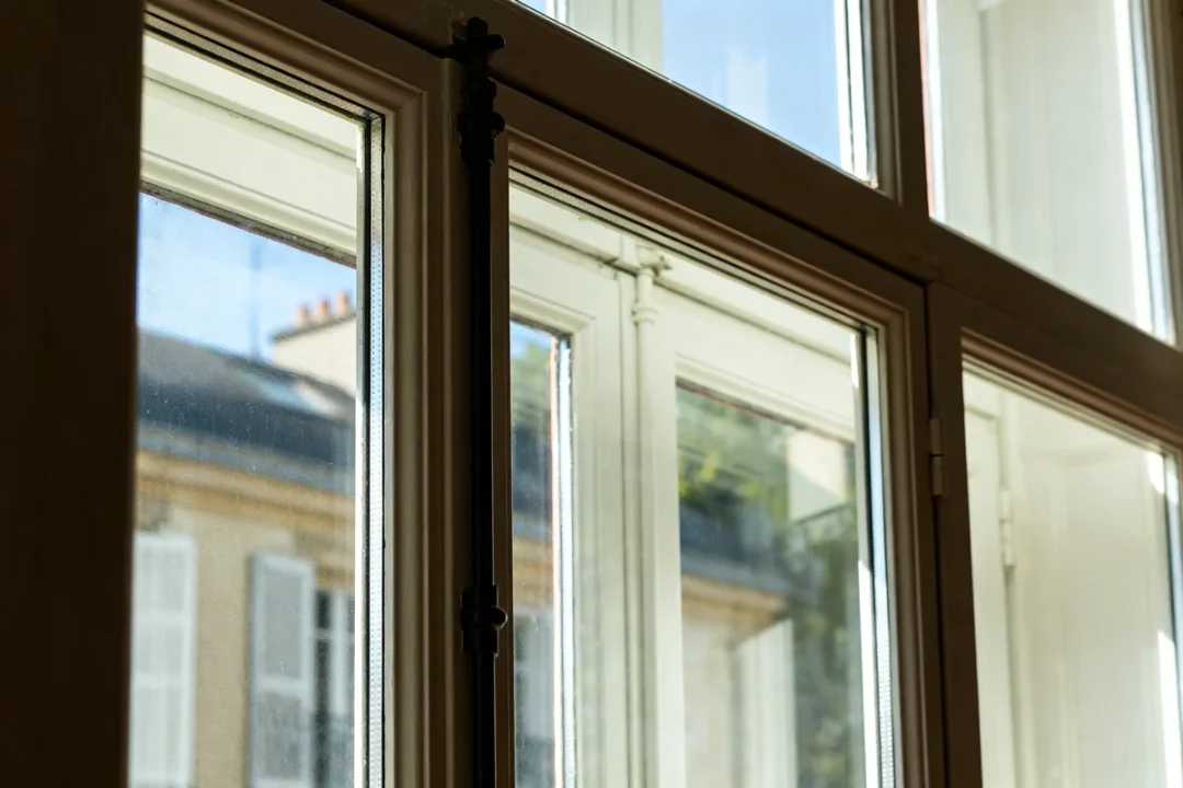 Vue sur fenêtres en double vitrage avec lumière du jour reflétant son prix abordable