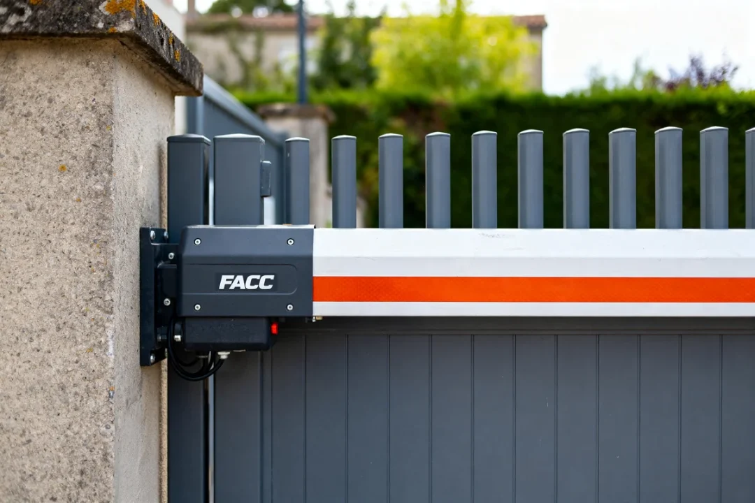 Moteur FAAC installé sur un portail battant avec notice moteur FAAC portail battant visible