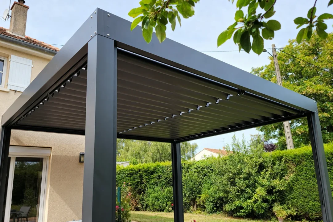 Pergola sur mesure moderne en aluminium installée dans un jardin près d'une maison beige