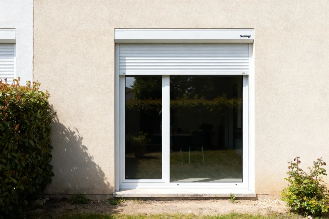Baie vitrée 240x215 avec volet roulant fermée sur façade extérieure maison prix compétitifs