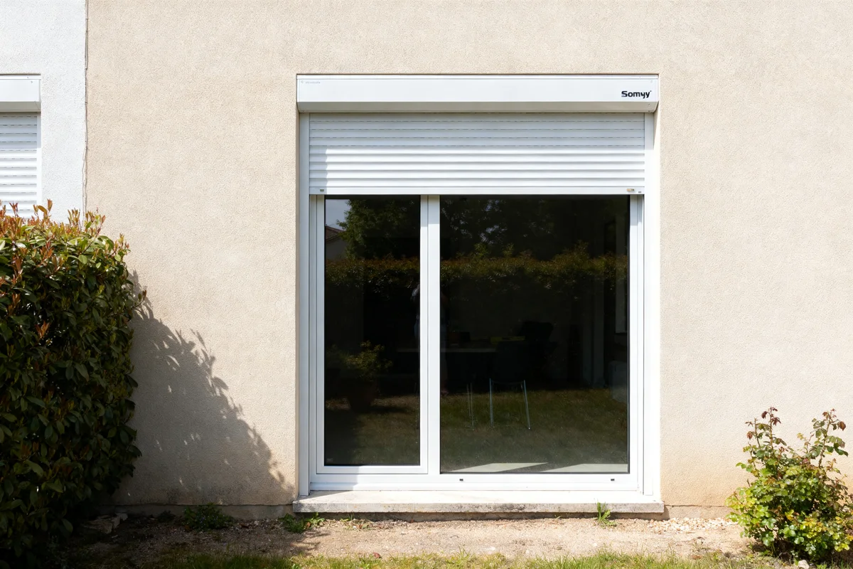Baie vitrée 240x215 avec volet roulant fermée sur façade extérieure maison prix compétitifs