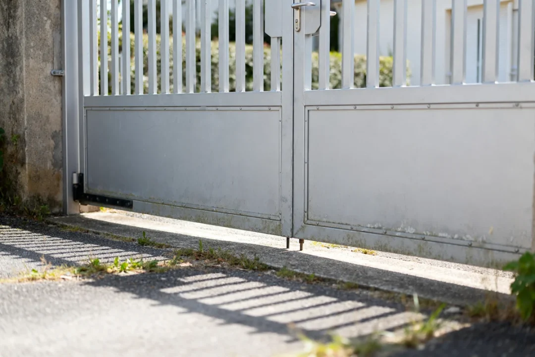 Portail métallique moderne gris avec pilier en béton le prix d'un portail varie