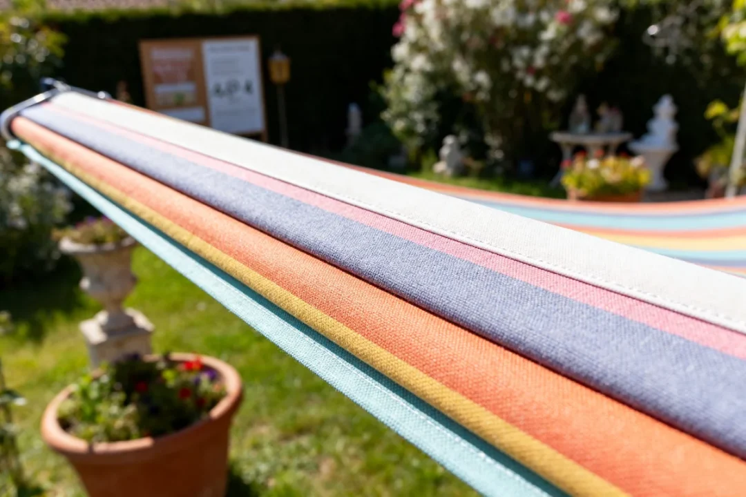 Store banne coloré dans jardin ensoleillé montrant prix d'un store banne de 4 mètres