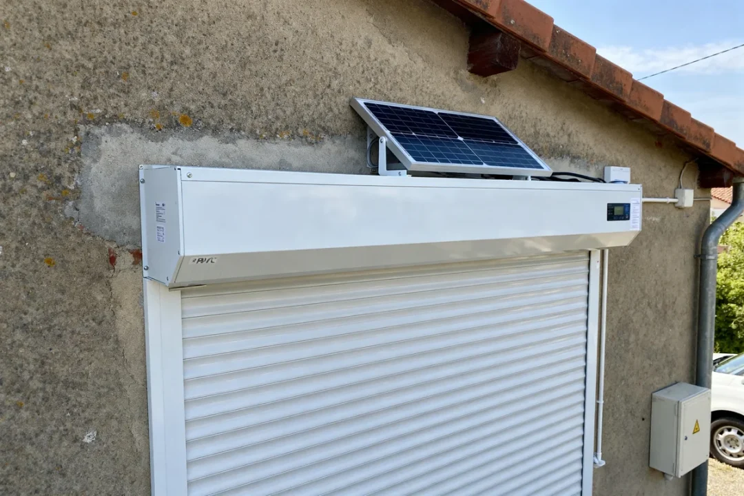 Volet roulant solaire installé sur mur extérieur montrant prix d'un volet roulant solaire compétitif