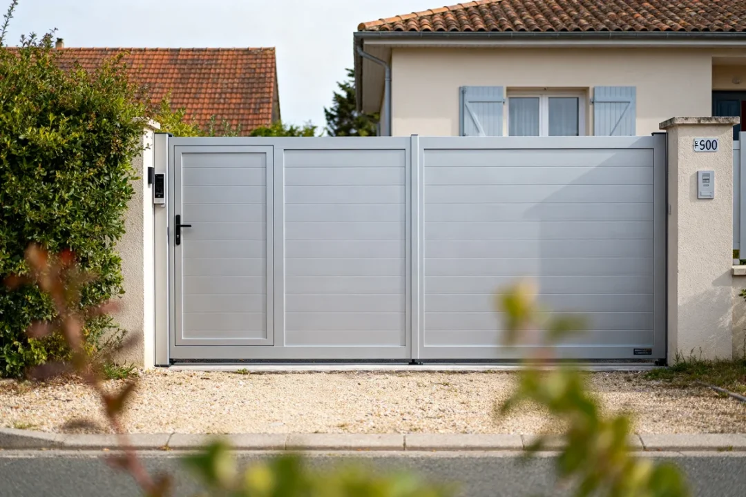 Portail aluminium moderne devant maison avec informations sur prix portail aluminium