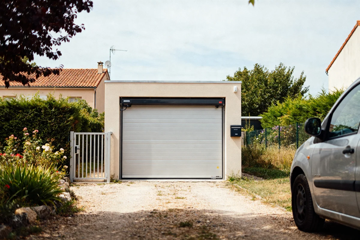 Garage moderne avec porte sectionnelle motorisée et portillon, prix porte de garage compétitif