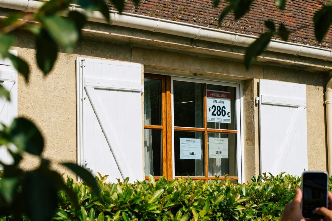Maison avec fenêtre prix porte fenêtre affiché à 286 euros sur le verre