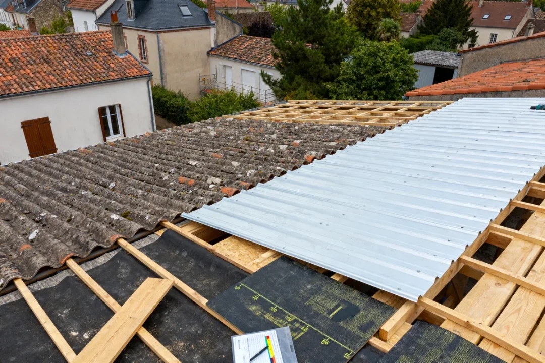 Rénovation de toit montrant l'installation de panneaux métalliques et toiture prix au m2 abordable